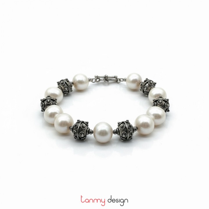 Vòng tay ngọc trai to phối bi bom bạc khuy thanh ngang